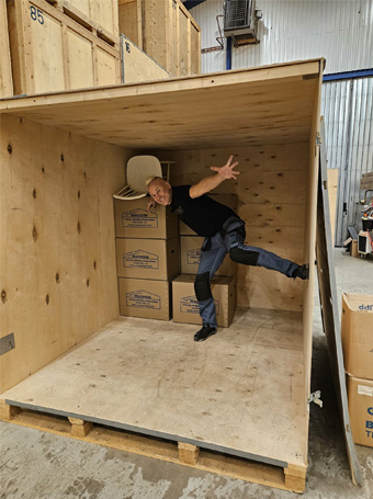 glad gubbe i magasin box